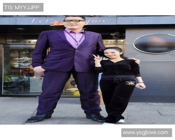 街拍姚明展现巨人风范与时尚魅力引发网友热议与关注